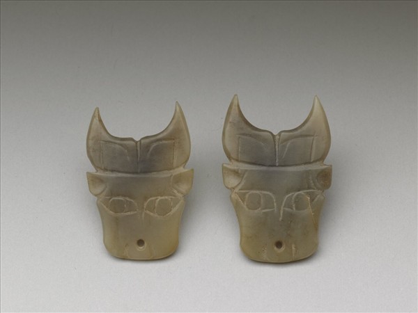 玉牛頭形飾片