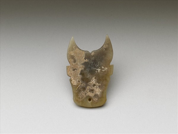 玉牛頭形飾片