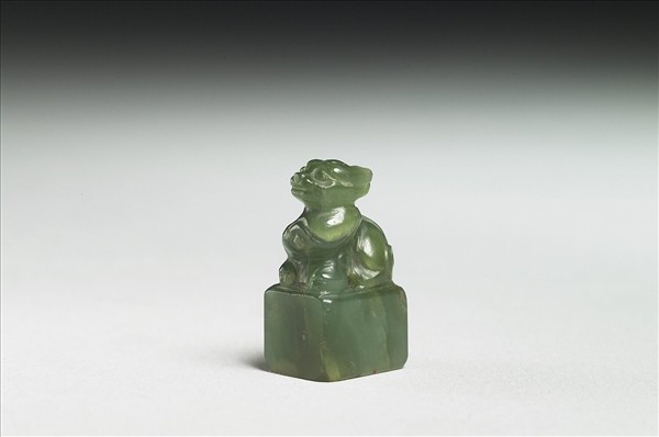 玉獸鈕「臥日」印