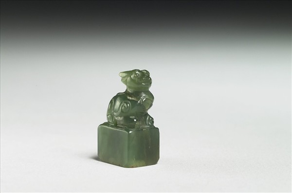 玉獸鈕「臥日」印