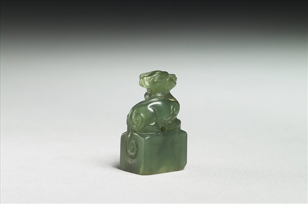 玉獸鈕「臥日」印