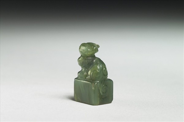 玉獸鈕「臥日」印