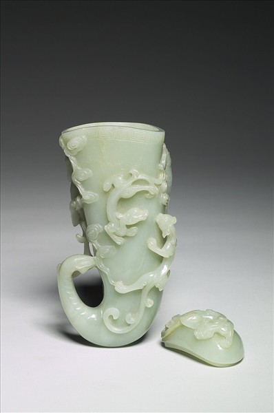 玉螭龍帶蓋觥