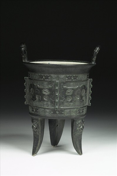 仿青銅鼎式瓷爐