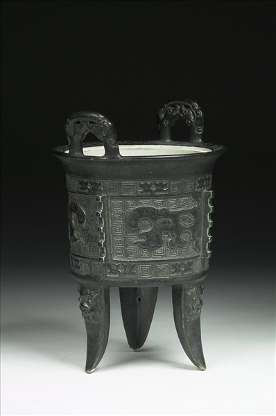 仿青銅鼎式瓷爐