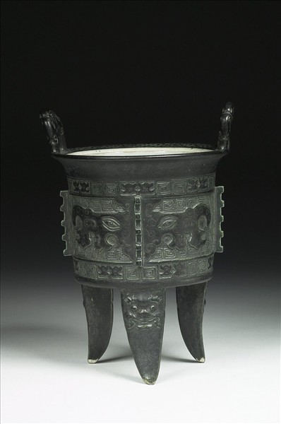 仿青銅鼎式瓷爐