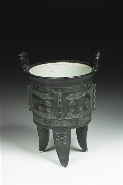 仿青銅鼎式瓷爐