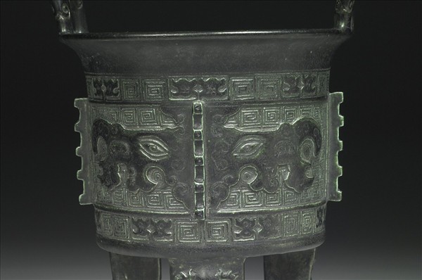 仿青銅鼎式瓷爐