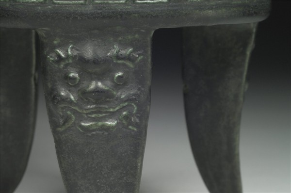 仿青銅鼎式瓷爐