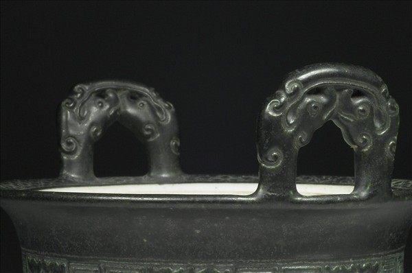 仿青銅鼎式瓷爐