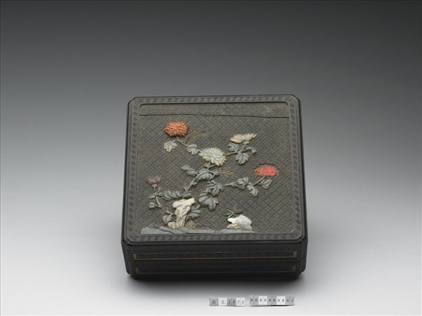 嵌玉花石紋木盒