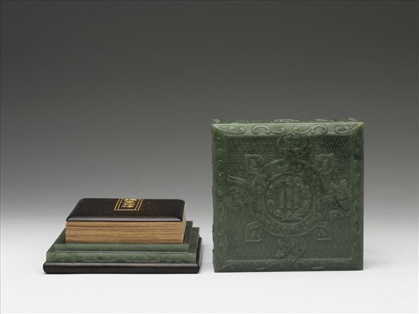 玉雕花乾卦方盒