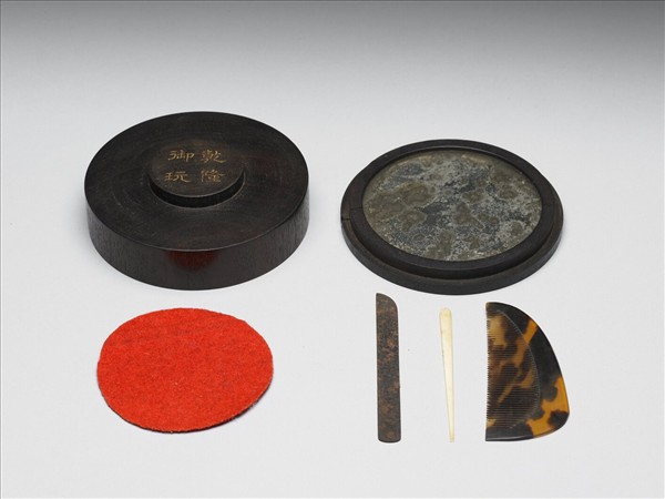 「乾隆御玩」木座式盒