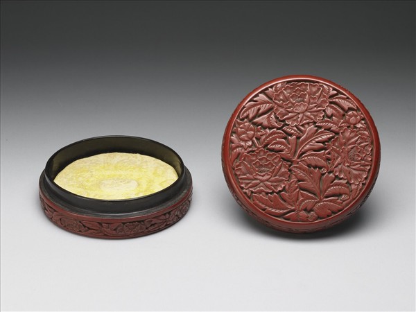 剔紅牡丹紋圓盒