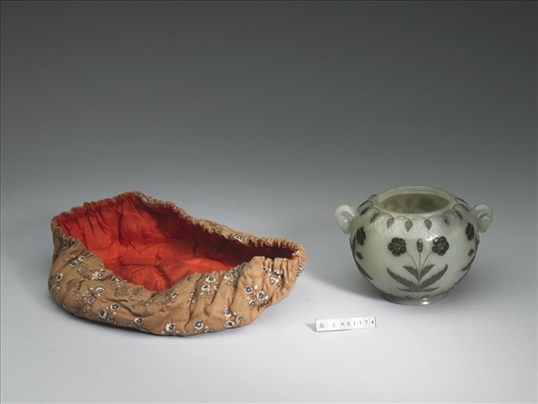 玉雙柄莨苕花卉紋罐