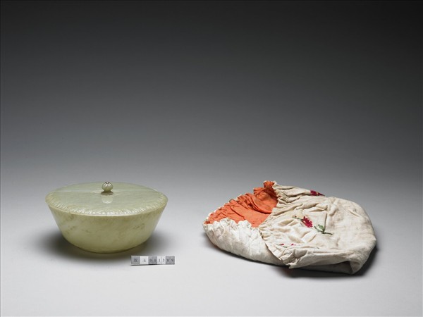 玉葉紋帶蓋圓碗