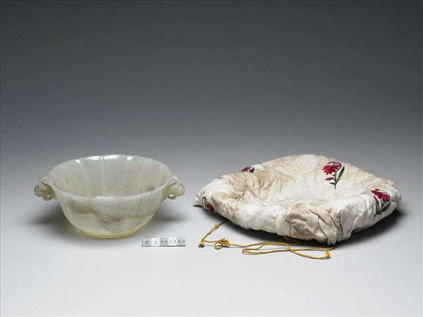 玉花口花蕾形雙柄碗