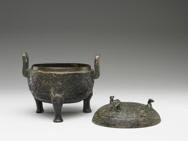 雲紋三犧鼎