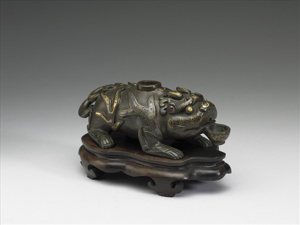 仿古金銀錯銅異獸硯滴