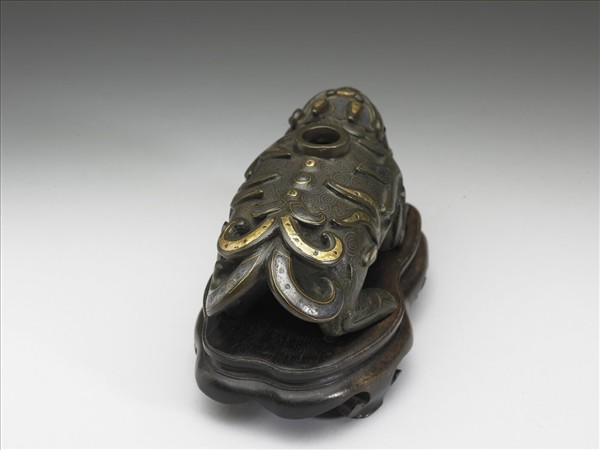 仿古金銀錯銅異獸硯滴