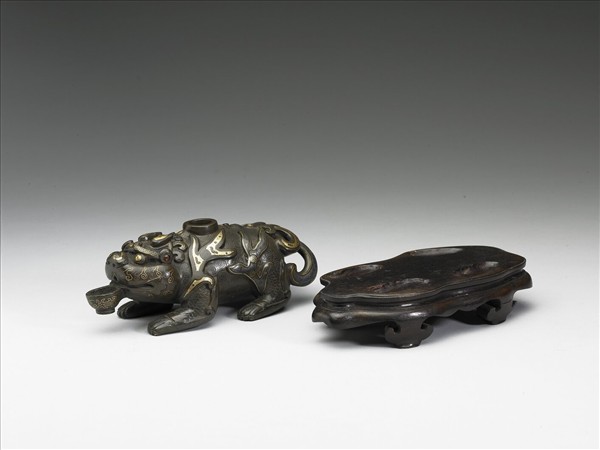 仿古金銀錯銅異獸硯滴