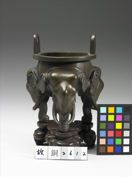 象首三足銅爐
