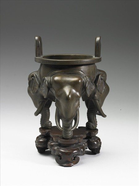 象首三足銅爐