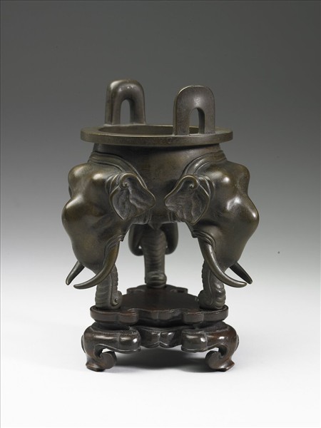 象首三足銅爐