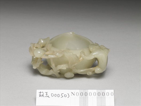 玉螭虎連枝桃式洗