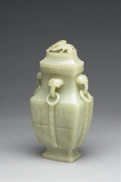 玉龍紋方瓶
