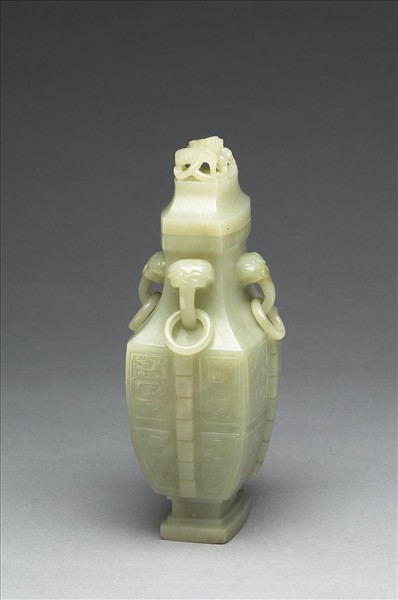 玉龍紋方瓶
