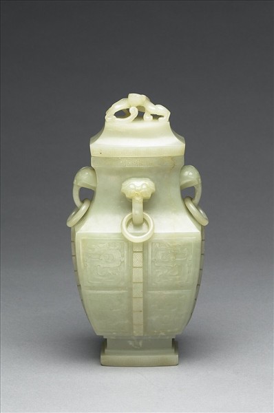玉龍紋方瓶