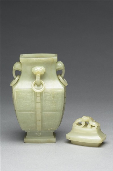 玉龍紋方瓶