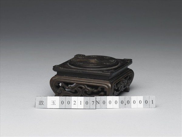 紫檀雕花方形木座