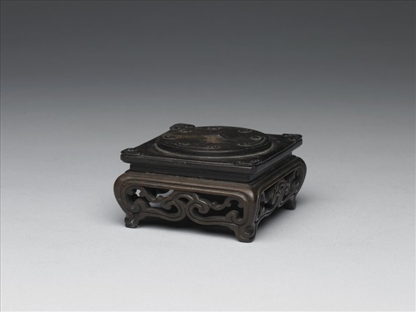 紫檀雕花方形木座