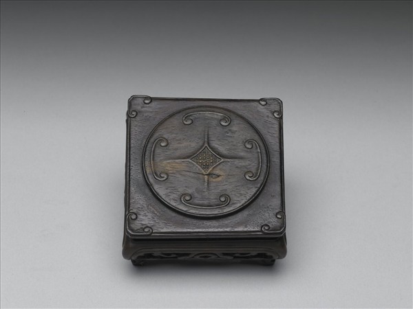 紫檀雕花方形木座