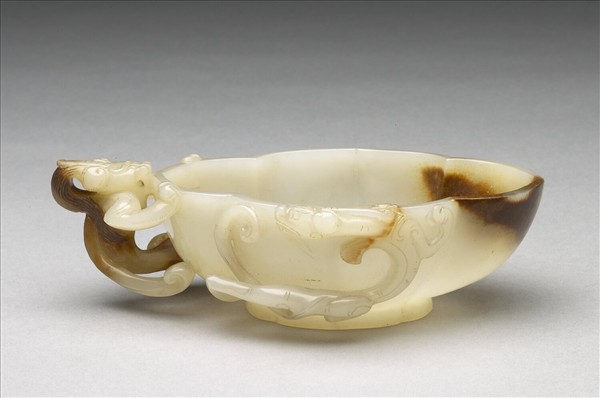 螭把海棠式玉杯