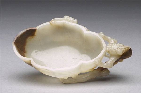 螭把海棠式玉杯