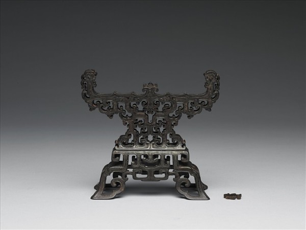 嵌銅絲夔龍紋木座