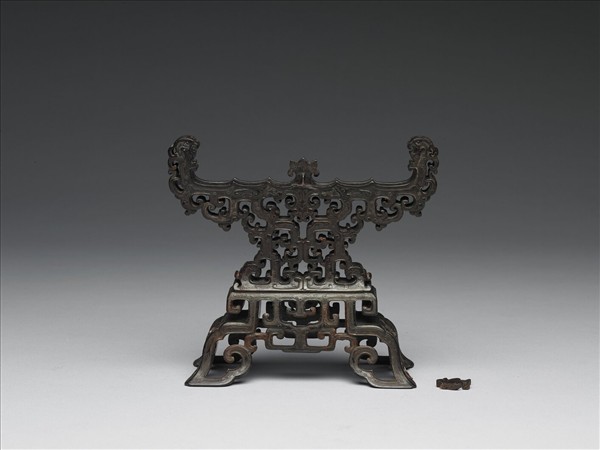 嵌銅絲夔龍紋木座