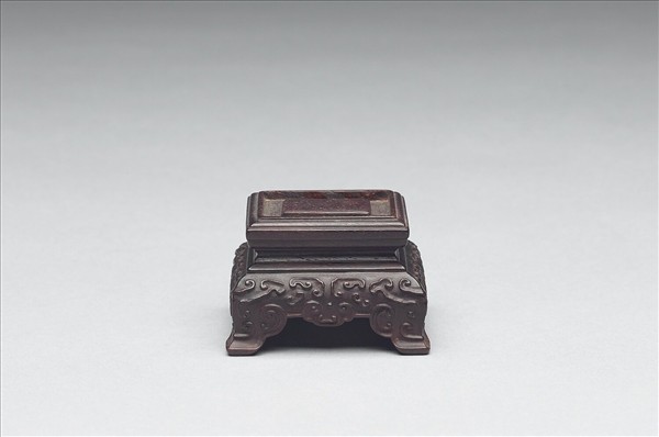 紫檀雕雲紋方形木座