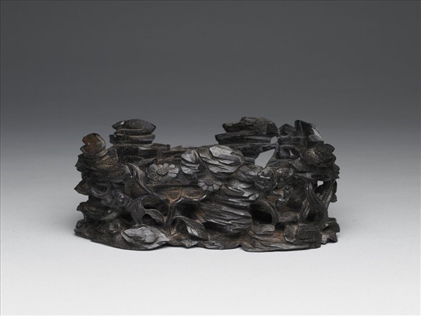 湖石花卉紋木座