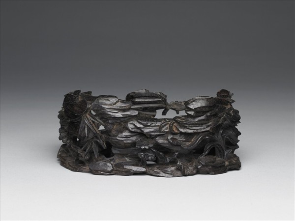 湖石花卉紋木座