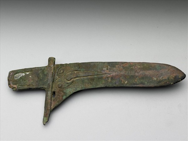 吐舌夔紋銅戈