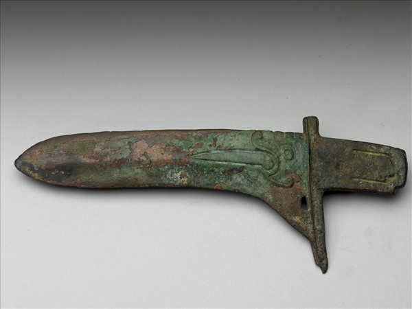 吐舌夔紋銅戈
