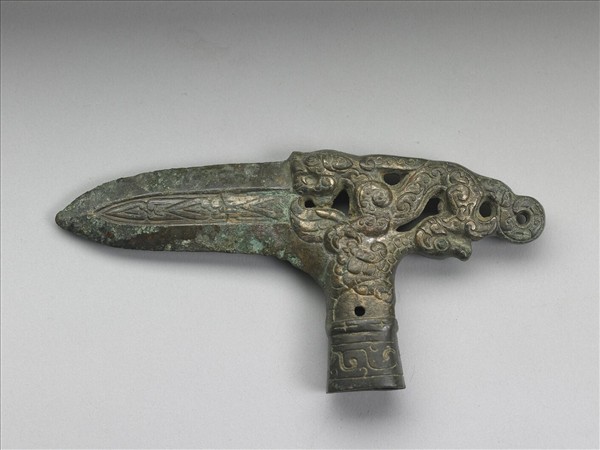 鳥獸紋銎內戈