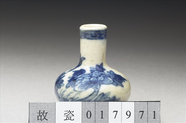 青花瓷花卉紋鼻煙壺