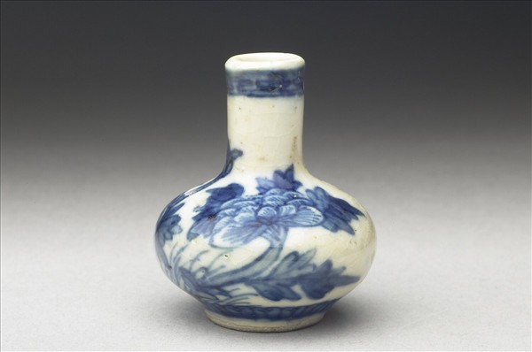 青花瓷花卉紋鼻煙壺