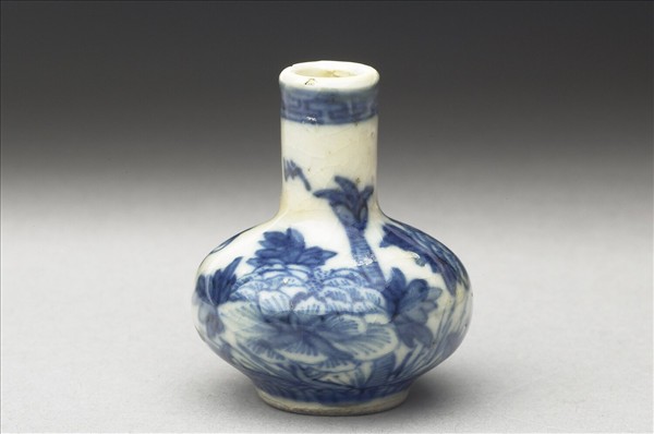 青花瓷花卉紋鼻煙壺