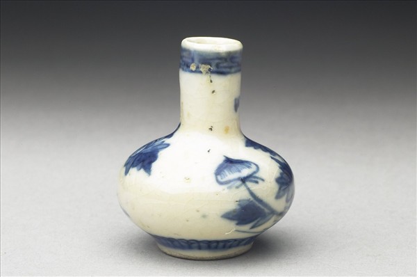 青花瓷花卉紋鼻煙壺